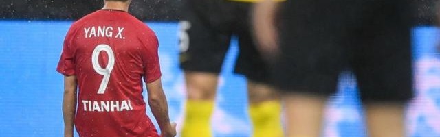 英超曼城补时争议点球绝杀曼联终结五连胜登顶引热议